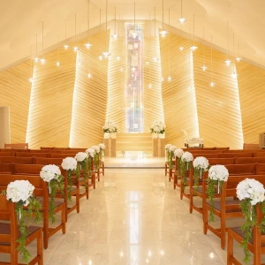虹色に輝く光の彫刻や無数のペンダントライトがおふたりの姿を美しく引き立てます。|ロイヤルパインズホテル浦和の写真(11225066)