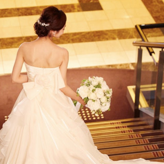 後ろ姿にも自信が持てるTAKAMI BRIDALのドレス