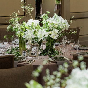 シャンパンカラ―のクロスに、ホワイトとグリーンのシンプルな色合いの装花で、さわやかな空間に。|パレスホテル大宮（Palace Hotel Omiya）の写真(28780042)