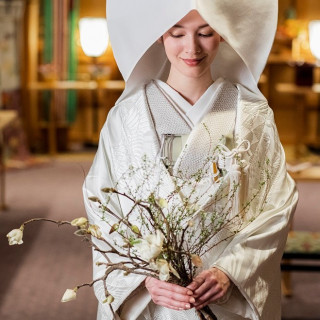 日本の伝統を受け継ぐ一流の職人とともに、古典の意匠を鮮やかによみがえらせた花嫁衣裳。