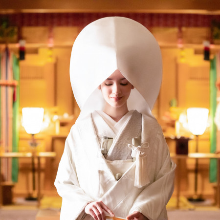 真っ白の美しい白無垢が映える神殿は厳かさと温かみが調和された古式ゆかしい挙式が叶う。