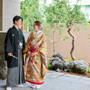 正面玄関横にある庭園では「松竹梅」や「夫婦岩」が迎える。|大宮 清水園の写真(43932816)