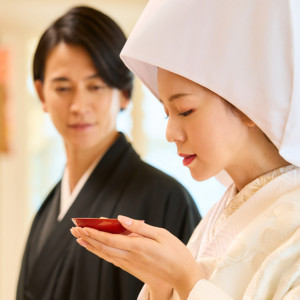 幻想的な屋上・独立型神殿「豊明殿」で行う定番かつ当園1番選ばれている挙式スタイル『神前式』。伝統と格式・厳かさの中での感動体験を。|大宮 清水園の写真(52092916)