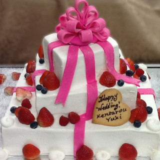 プレゼント型ケーキ
ピンクのリボンが特徴！
お人数様に合わせたケーキの大きさになります。