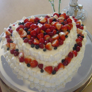 ハート型ケーキ
ハートを二段に重ねて、イチゴとブルーベリーで飾りつけを♪