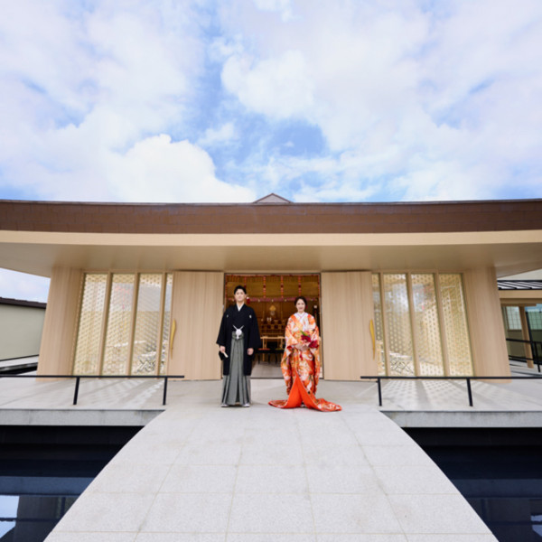 水面に浮かぶ幻想的な独立型神殿