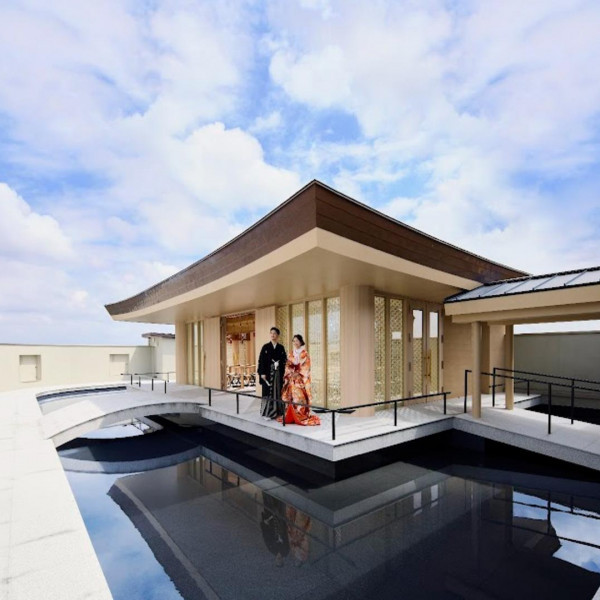 青空と水盤に浮かぶ神殿が映える季節