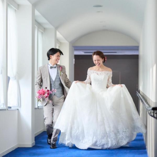 回廊でスキップさわやかショット☆