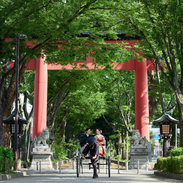 武蔵一宮氷川神社様の第2の鳥居前で人力車を使った前撮りもできる！