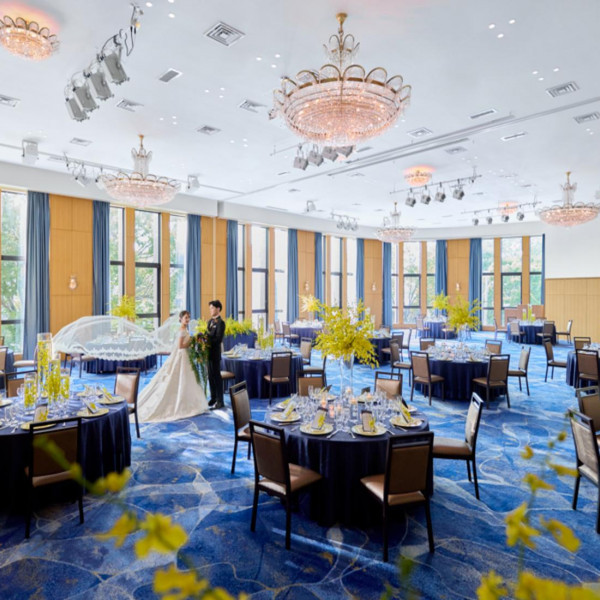 自然光と参道の新緑が望むバンケット会場で