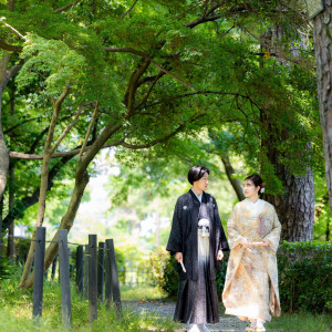 新緑を背景にした一枚のスナップ 季節によりいろんな姿を背景に撮影をしていただけます。|龍城神社の写真(51699392)