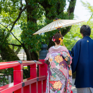 古典柄の色打掛の後ろ姿にも華やかさがあり風情がある赤い橋|龍城神社の写真(51699493)