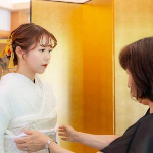 白無垢の掛下前姿…白無垢の下には掛下(かけした)と呼ばれる専用の振袖を着用します。打"掛"の下に着るから掛下と呼ばれます。|龍城神社の写真(51699455)