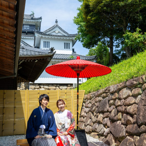 お庭付きの披露宴会場では、岡崎城がご覧いただけます。ゲストの皆様と一緒にお庭にでて写真撮影が楽しんでいただけます。|龍城神社の写真(51699376)