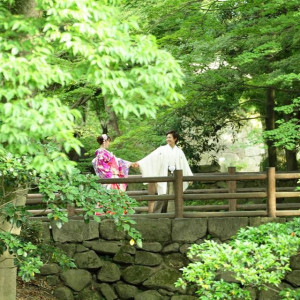 四季によって景色が変わるお庭と石垣の橋|龍城神社の写真(1049145)