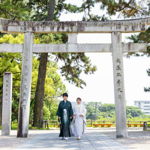 参道へ続く大きな鳥居をくぐり一歩一歩進むお二人は、人生のスタートだねと口ずさむ方もみえます。|龍城神社の写真(51699440)