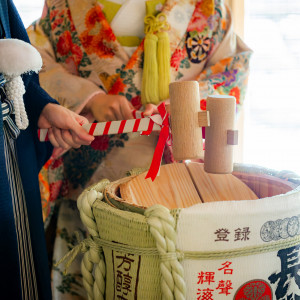 和モダンの 披露宴会場 での鏡開きと振る舞い酒の演出|龍城神社の写真(51699495)