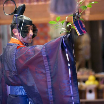 宮司による朝日舞の奉納