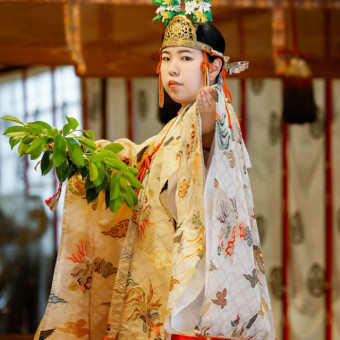 巫女による豊栄舞の奉納