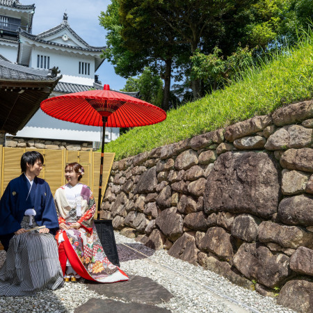 お庭付きの披露宴会場では、岡崎城がご覧いただけます。ゲストの皆様と一緒にお庭にでて写真撮影が楽しんでいただけます。