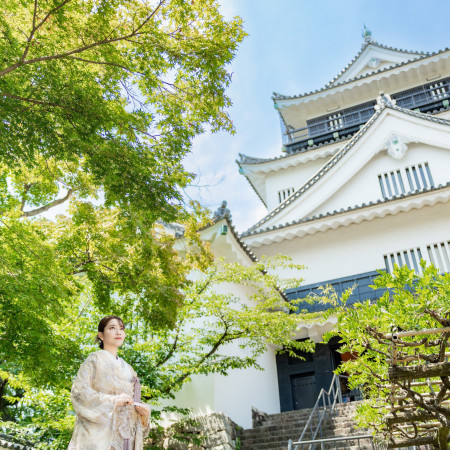 岡崎城、徳川家康公が生まれて、神君出生の城。龍にまつわる伝説も多く、別名龍ヶ城とも呼ばれる城の前で撮影も素敵ですね