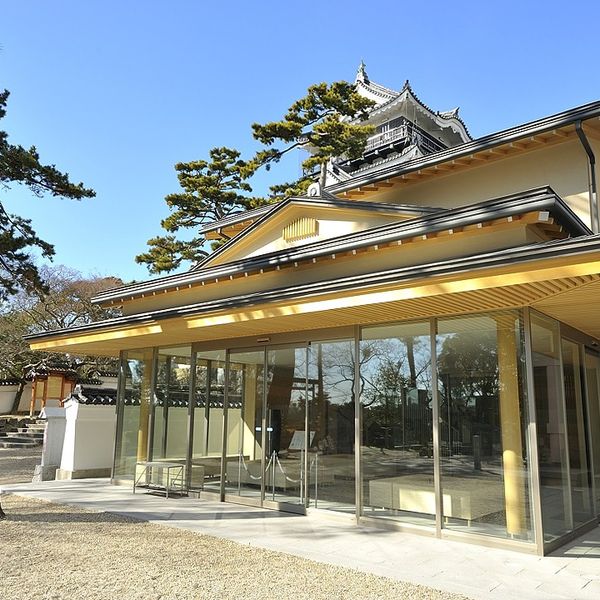 岡崎城の東側に位置する披露宴会場はガラス張りのロビーに光が差し込み明るい雰囲気となっております。|龍城神社の写真(707492)