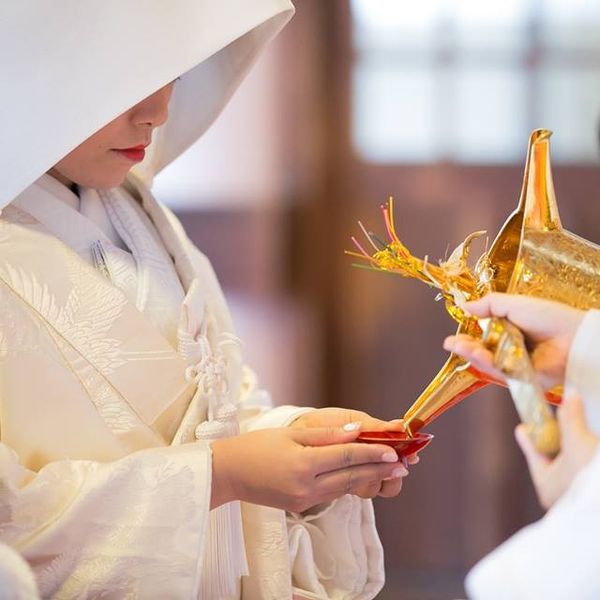 夫婦固めの盃「 三々九度の盃」とも呼ばれる。夫婦が永遠の契りを交わす儀式 大中小の3つの盃でお神酒を交互に三口で酌み交わします。|龍城神社の写真(1264047)