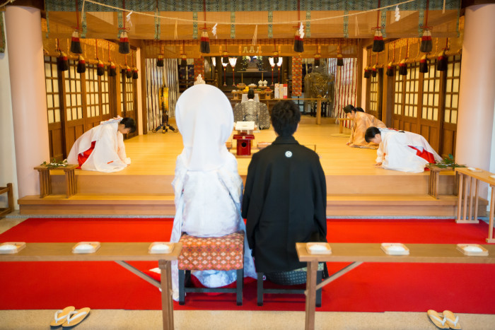 神前結婚式は伝統の生演奏による舞楽のもと執り行う格調高い挙式です。