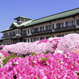 蒲郡クラシックホテル本館。春のつつじシーズンにはホテル囲むほど、つつじが咲き誇ります。