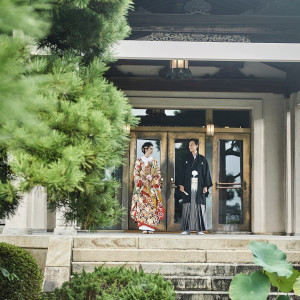 ホテル玄関で前撮り。ホテルのクラシカルな雰囲気には和も洋も合います。|GAMAGORI CLASSIC HOTEL（蒲郡クラシックホテル）の写真(13979342)