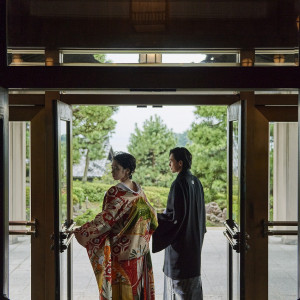 ホテル玄関で前撮り。ホテルのクラシカルな雰囲気には和も洋も合います。|GAMAGORI CLASSIC HOTEL（蒲郡クラシックホテル）の写真(13979293)