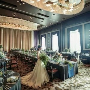 披露宴会場「クラブクラシック」。伝統の趣と現代の洗練が調和する上質な空間です。シックな照明と落ち着いたインテリアが、特別な一日を華やかに演出|GAMAGORI CLASSIC HOTEL（蒲郡クラシックホテル）の写真(48017161)