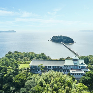 渥美半島、知多半島に抱かれた三河湾国定公園の中心に聳える小高い丘の上に位置し、目の前には国の天然記念物の竹島をはじめ、緑の島々の点在する穏やかな三河湾の海を臨める場所。|GAMAGORI CLASSIC HOTEL（蒲郡クラシックホテル）の写真(12666946)