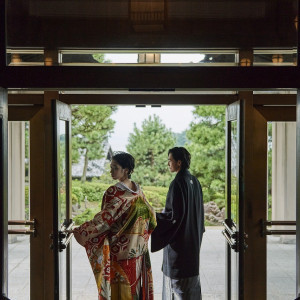 ホテル玄関で前撮り撮影やフォトウエディング。|GAMAGORI CLASSIC HOTEL（蒲郡クラシックホテル）の写真(12666961)