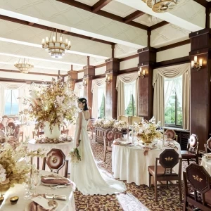 披露宴会場「桜の間」。90年前の開業以来、その風格を守り続ける洗練されたアールデコ調の格式と伝統の美しさが際立つ、上質な披露宴会場です|GAMAGORI CLASSIC HOTEL（蒲郡クラシックホテル）の写真(48016599)