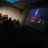 披露宴会場内には100インチのスクリーンとプロジェクターがあります。