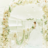 お花のアーチを通り永遠の愛を誓う