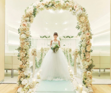 清らかな花嫁を象徴しているかのような、真珠の煌めきをイメージして造られたチャペルで愛の誓いを…