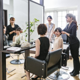 ご列席のゲストの方にも安心。美容室も併設されているので式場でのヘアメイクもご予約可能。