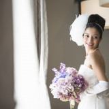 花嫁が一度は夢見たことのあるウェディングドレス。
純白のドレスに身を包んだ姿は、美しく気品高いものに。