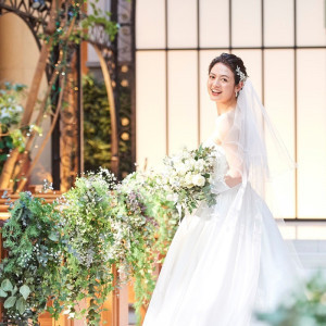 ふり注ぐ自然光は花嫁をより一層輝かせてくれる。ナチュラル空間だからこそ、自然体な笑顔で過ごそう。|オリエンタルホテル東京ベイの写真(37926261)
