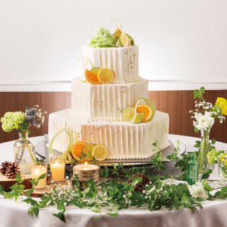 フルーツとグリーンがマッチしたウエディングケーキ。夏のさわやかな結婚式にぴったり！