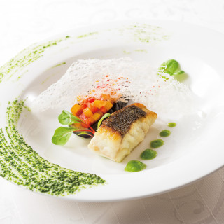 日本古来から食べられてきた縁起の良い出世魚のスズキをメインに、鮮やかな緑が目を引くひと皿。