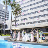 開放感溢れるホテル中庭でのガーデン挙式☆ゲストと一緒に盛り上がるバルーンリリース演出も人気♪♪