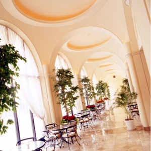中庭を囲むようにアーチ型の高い天井が美しい回廊がめぐる|ホテルオークラ東京ベイの写真(495157)