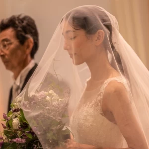 これまでの人生を一つ一つかみしめながら一歩一歩ご新郎のもとへ|ホテルオークラ東京ベイの写真(17936412)