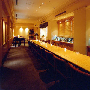 カフェレストラン「テラス」のバーカウンター。世界の銘酒はもちろん、素敵なカクテルで乾杯を。二次会も承ります|ホテルオークラ東京ベイの写真(2537985)