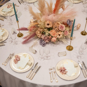 ピンクのパンパスグラスに合わせた装花やテーブルコーディネート|ホテルオークラ東京ベイの写真(27263750)