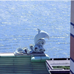 ホテル門柱やガーデンなどに見かけるドルフィンは、“海と陸との出逢い”の象徴|ホテルオークラ東京ベイの写真(495166)