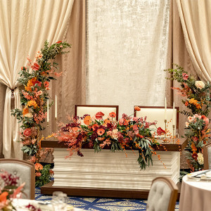 花々に彩られたメインテーブル|ホテルオークラ東京ベイの写真(27263744)